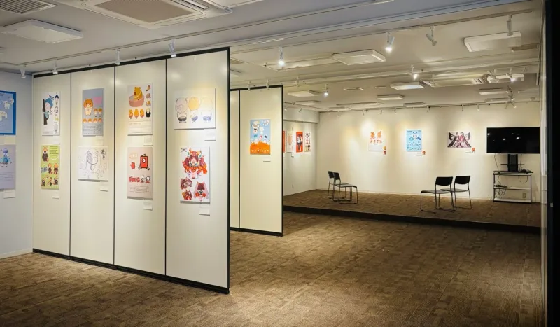 多元文化会館 2F 多目的ホール。可動式の展示壁が並ぶ明るい室内